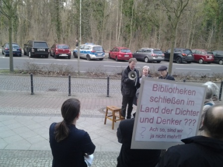 Brgerprotest vor der Sitzung der BVV 