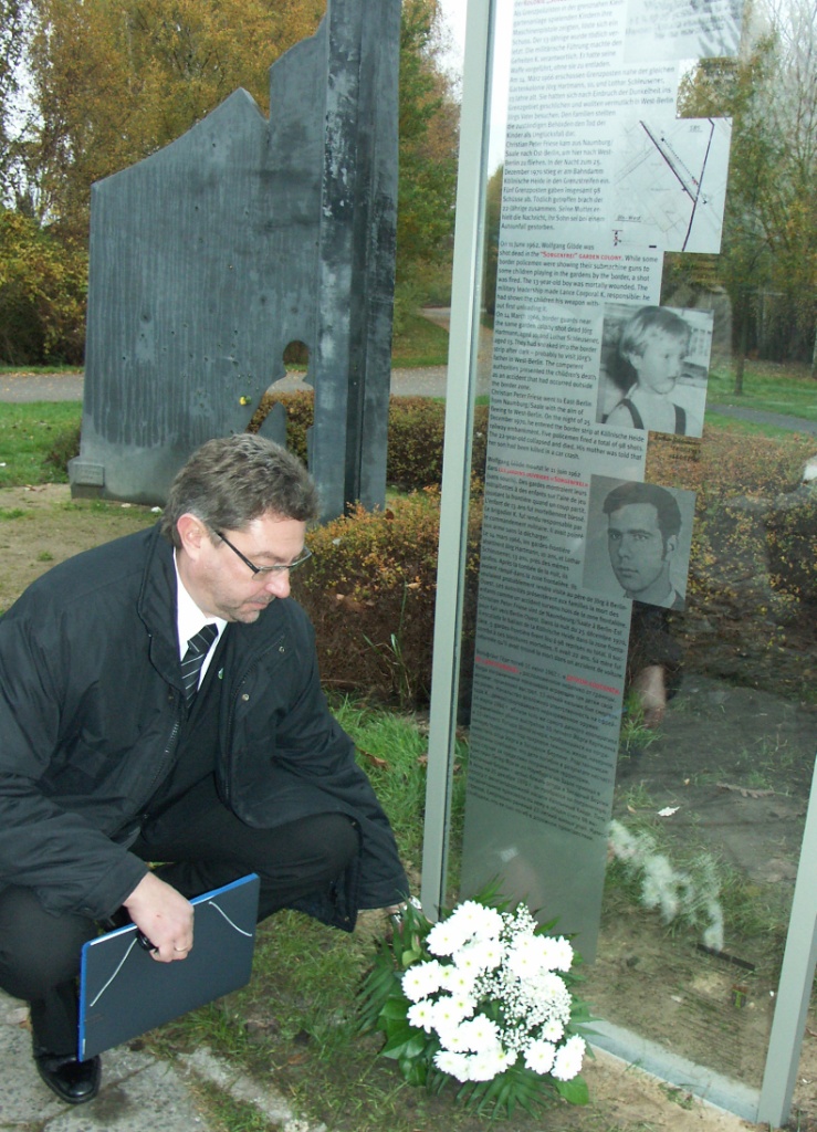 Bezirksstadtrat Michael Vogel legt Blumen nieder