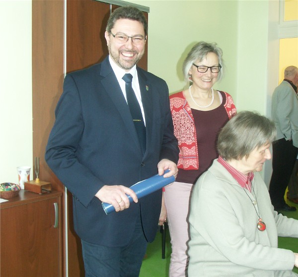 Bezirksstadtrat Herr Michael Vogel, Leiterin der Musikschule Frau Lucia Stark und am Klavier Frau Range-Makel Bezirksstadtrat Herr Michael Vogel, Leiterin der Musikschule Frau Lucia Stark und am Klavier Frau Range-Makel